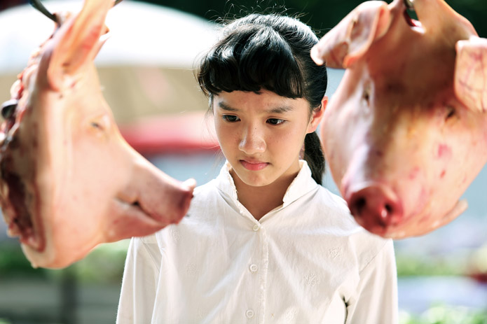 《黑處有什麼》以另類的題材敘述一個十幾歲的女孩認識世界的過程。