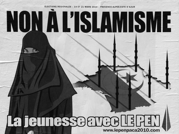 2010年國民陣線的海報呈現出將伊斯蘭教和「伊斯蘭主義」混為一談的傾向越來越普遍。國民陣線聲稱危險且極端的意識形態在來自馬格里布的移民人口之間流傳甚廣。