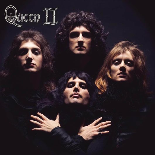 第二張專輯《Queen II》的經典封面，這也是日後〈Bohemian Rhapsody〉MV所使用的分鏡。