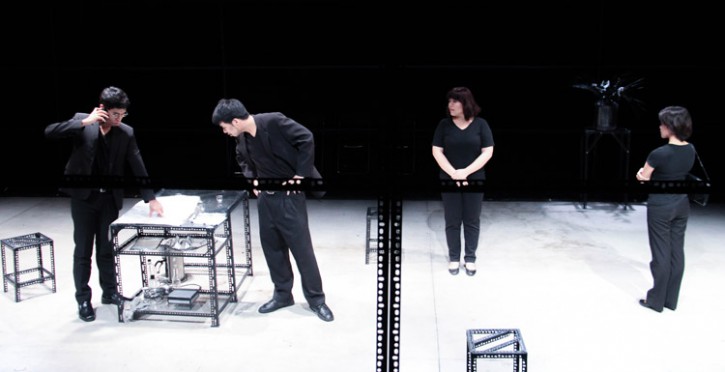 愛慕劇團是2014年在高雄成立的現代實驗劇團，導演宋淑明已發表四件作品，包括改編Sarah Kane的《渴求Crave》（2014）與《4.48 精神崩潰》（2015），改編Botho Strauss的《家裡沒男人》（2015），改編Yasmina Reza的《殺不住》（2015, 2016）。