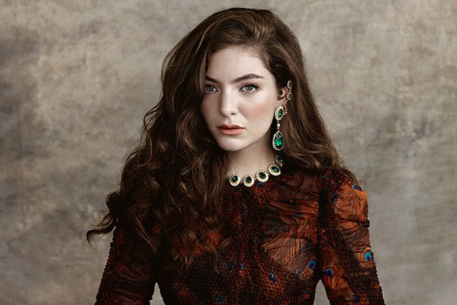 紐西蘭創作歌手 Lorde 憑首張單曲〈Royals〉在2013至2014年間成為全球最耀眼的音樂新星。