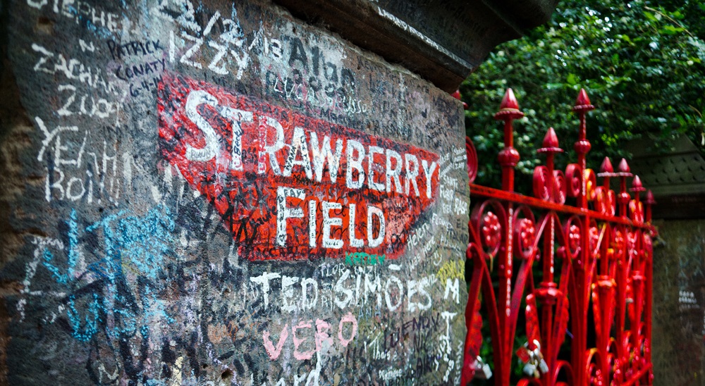 由救世軍設立的兒童之家「Strawberry Field」，鄰近藍儂童年時期利物浦的家。