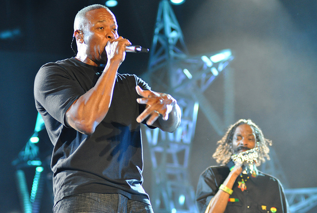 Dr. Dre（左）和Snoop Dogg（右）。攝於2012年Coachella音樂祭。