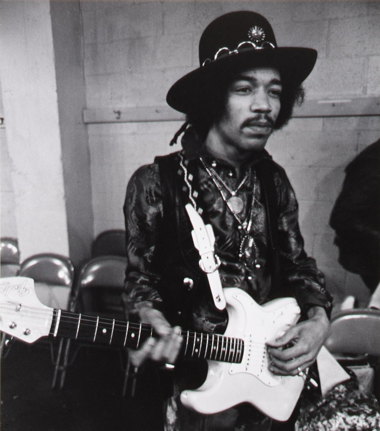 1968年2月12日演出前的Jimi Hendrix。