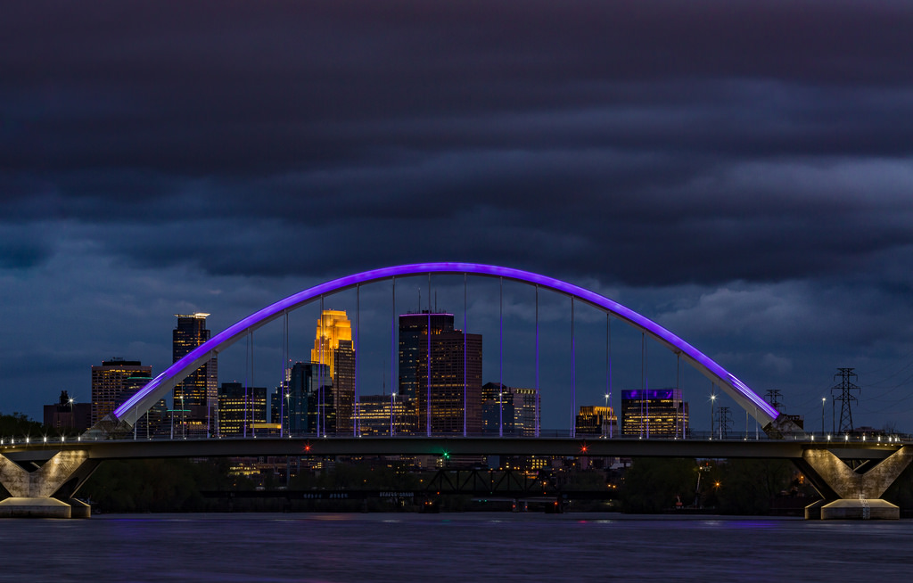 Prince家鄉明尼阿波利斯的「Lowry Avenue Bridge」。