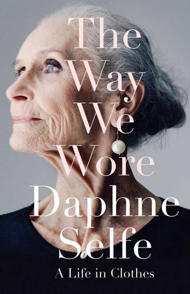 黛芙妮‧莎爾菲的自傳，以《The Way We Wore》為名，透過服飾潮流的變革，寫下她一生接近一世紀的故事。