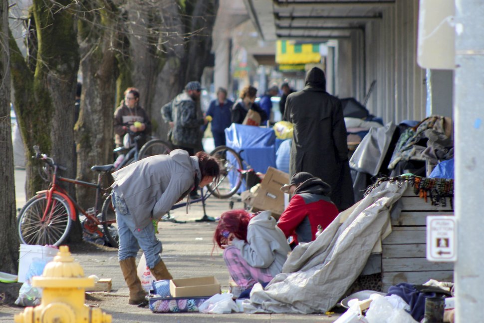 無家可歸的遊民聚集在俄勒岡州塞勒姆市區。圖：ANDREW SELSKY／AP。