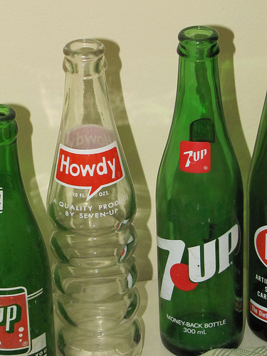 格瑞格開發的飲料「Howdy」與「7-Up」。圖： Lynette。