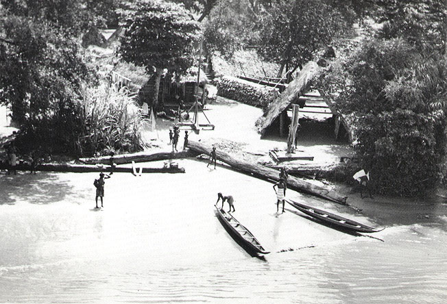 蘇利南河岸邊的Maroon村莊，攝於1955年。