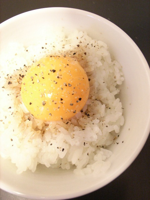 台灣人常吃的生蛋拌飯，日文稱為「卵かけご飯」。