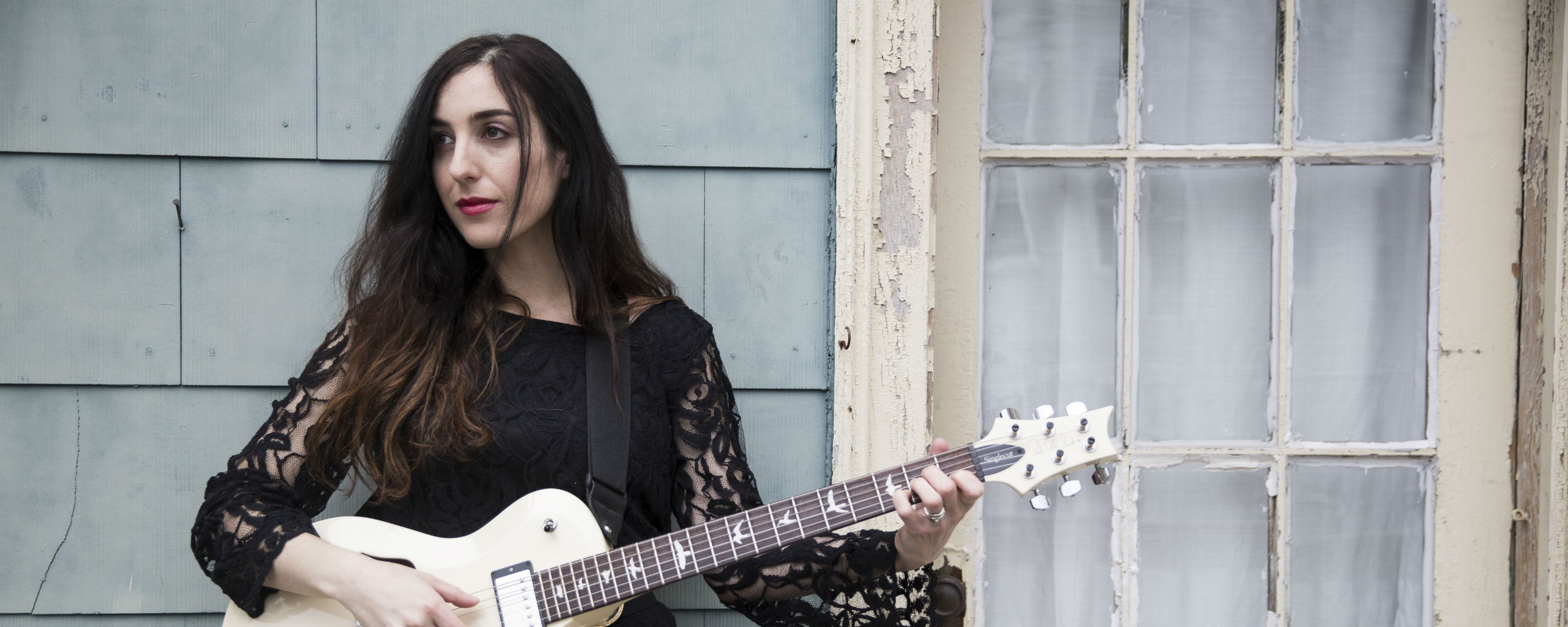 Marissa Nadler 其實是一位非常害羞內向的人，因此進入音樂產業對她而言其實需要非常多的勇氣和毅力。