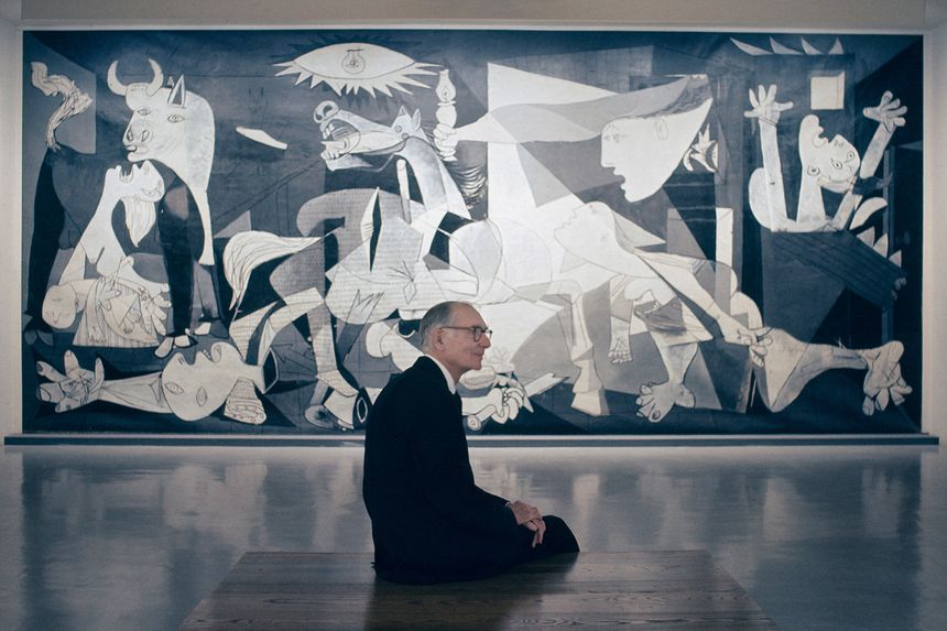 巴爾坐在畢卡索的《格爾尼卡》（Guernica）前。圖：TONY VACCARO/BRIDGEMAN IMAGES; ESTATE OF PABLO PICASSO / ARTISTS RIGHTS SOCIETY (ARS), NEW YORK。