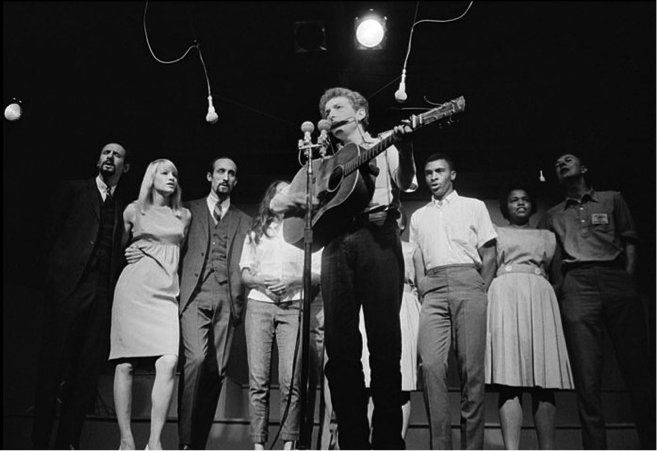 1959年開始舉辦的新港音樂節（Newport Folk Festival）。圖為1963年Bob Dylan在台上演出時的照片。