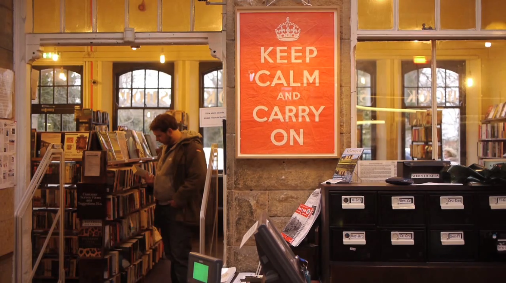 二戰時期英軍的宣傳口號「Keep Calm and Carry On」是Barter Books在2000年的舊書拍賣會上發現了原始宣傳海報後，才使這句塵封七十年的口號現在才被世人所知。