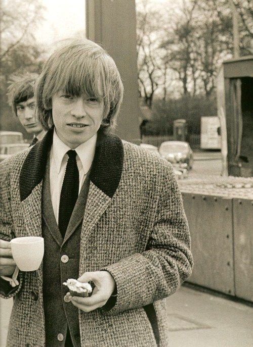 滾石樂團的Brian Jones，後面躲著Charlie Watts。