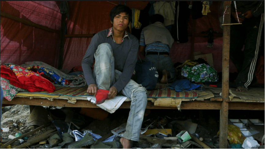 《挖玉石的人》的戲劇性其實就鑲嵌在工人的衣食住行，再嚴厲的磨難與苦痛，在戲謔、憂愁與吃喝拉撒的時光流轉中，晃眼一看，也不過是千篇一律的日子。