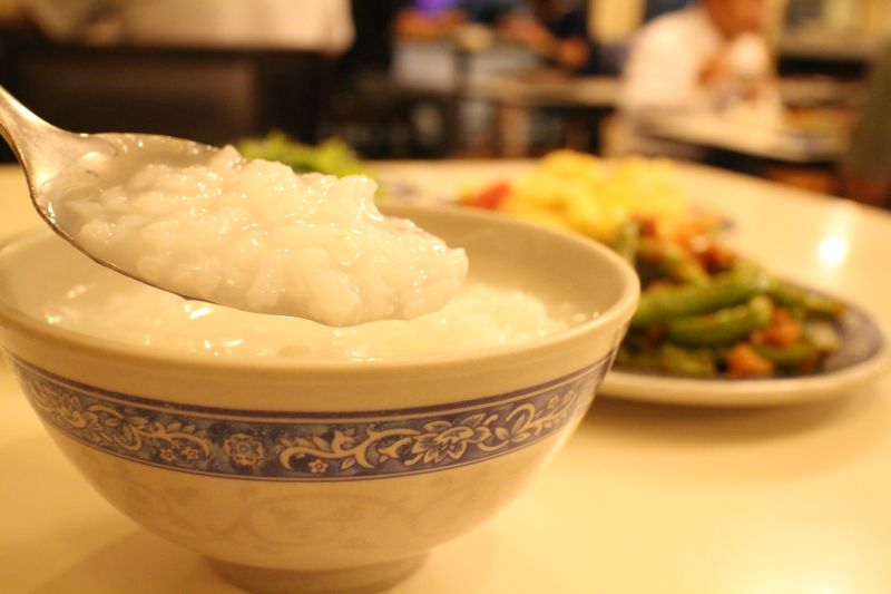 夜裡飢腸轆轆，總會掛念其清滑圓潤的白粥，池上生米熬出的米湯面亮潤澤有張力，不過稠厚也不單薄。