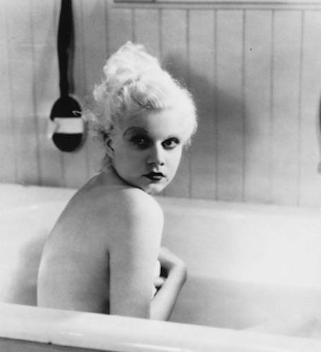 三Ｏ年代被視為性感女神的Jean Harlow，圖為1933年電影《釣金龜》（Hold Your Man）畫面。